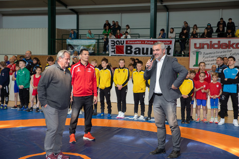 Sportlandesrat Heinrich Dorner gab gemeinsam mit ÖRSV-Präsident Thomas Reichenauer (2.v.r.) und dem Obmann und Sportchef des ASKÖ Ringersport VIVA Neufeld, Mario Schindler (r.), den Startschuss zum 2. Austrian Open Cup U15 im Sport Burgenland Landessportzentrum VIVA in Steinbrunn