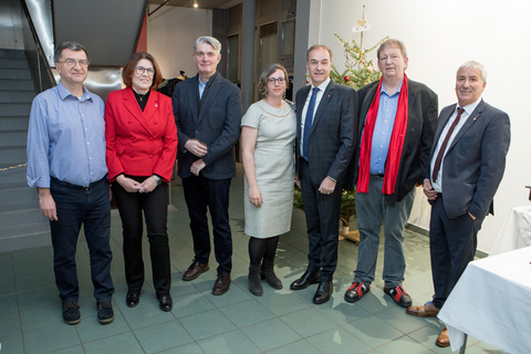 Landesrat Dr. Leonhard Schneemann (3.v.r.) mit Politikern sowie Beteiligten der 25-Jahres-Feier der ROMA Volkshochschule.