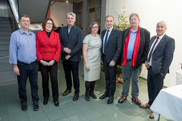 Landesrat Dr. Leonhard Schneemann (3.v.r.) mit Politikern sowie Beteiligten der 25-Jahres-Feier der ROMA Volkshochschule.
