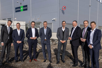 Riskiokapitalfonds ATHENA Burgenland zog Bilanz - Gruppenbild anlässlich der Baustellenbesichtigung von Austria Pet Food GmbH in Pöttelsdorf (vlnr): Dr. Claus Rhomberg, Geschäftsführer Aviation Academy Holding GmbH, Dr. Georg Schönbauer, Vorstand BRM Burgenländische Risikokapital Management AG, Mag. Klaus Stinakovits, Vorstand BRM Burgenländische Risikokapital Management AG, Dr. Stefan Tasch, Geschäftsführer Lumitech Lighting Solution GmbH, Mag. Bernd Berghofer, Geschäftsführer Austria Pet Food GmbH, Landeshauptmann Mag. Hans Peter Doskozil, Landesrat Dr. Leonhard Schneemann, Andreas Obermayr, CCO Austria Pet Food GmbH.