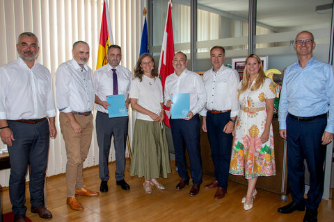 (v.l.) Landesrat Heinrich Dorner, Landeshauptmann Hans Peter Doskozil, Abteilungsvorstand Bernhard Wappel, Landeshauptmann-Stellvertreterin Anja Haider-Wallner, Abteilungsvorstand Wolfgang Heckenast, Landesrat Leonhard Schneemann, Landesrätin Daniela Winkler, Landesamtsdirektor Ronald Reiter. Das Dekret für Nicolas Knotzer wird zu einem späteren Zeitpunkt übergeben, er konnte aus terminlichen Gründen nicht an der heutigen Übergabe teilnehmen.