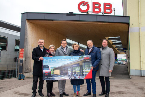 Landeshauptmann Hans Peter Doskozil, Bundesminister Peter Hanke, Landesrat Heinrich Dorner, Mattersburgs Bürgermeisterin LAbg. Dagmar Schlager, Schattendorfs Bürgermeister LAbg. Thomas Hoffmann und ÖBB-Projektleiterin Luzie Kneifel am Bahnhof Mattersburg.