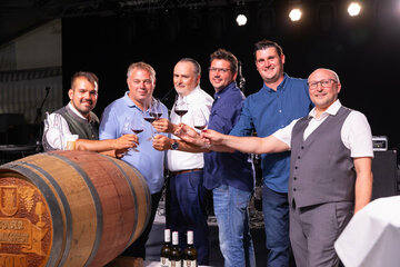 Landeshauptmann Hans Peter Doskozil (2.v.l.) eröffnete gemeinsam mit Bürgermeister Kilian Brandstätter, Michael Allacher, Daniel und Markus Fleischhacker sowie Amtsleiter Dieter Horvath von der Gemeinde Gols (v.l.) das 55. Golser Volksfest und Wirtschaftsmesse Pannonia.