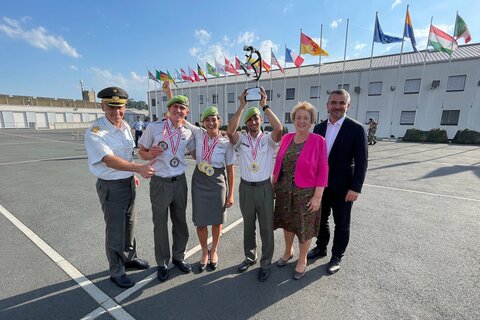 Landesrat Mag. Heinrich Dorner und Landtagspräsidentin Verena Dunst gratulierten dem Österreichischen Team zu ihrem Erfolg.