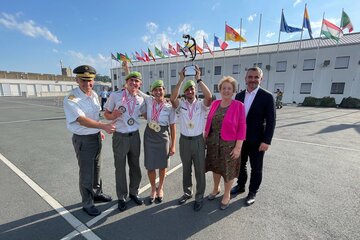 Landesrat Mag. Heinrich Dorner und Landtagspräsidentin Verena Dunst gratulierten dem Österreichischen Team zu ihrem Erfolg.