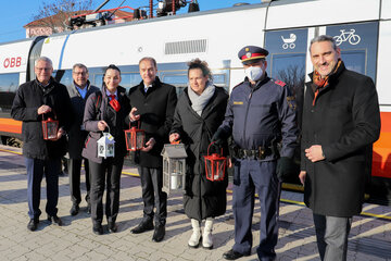 Übergabe Friedenslicht: Thomas Steiner, Bürgermeister; Otto Kropf, Vizebürgermeister; LR Leonhard Schneemann, Direktorin Charlotte Toth-Kanyak; Johann Kollmann, Exekutivbeamter; DI(FH) Christof Hermann, ÖBB Regionalmanager Ostregion/Personenverkehr