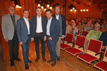 SPÖ-Landesrat Christian Illedits (2.v.r.) mit Seniorenbund-Bezirksobmann Karl Volcic, Pensionistenobmann Helmut Bieler, Vortragender Primarius Dr. Dieter Pertl und Landtagsabgeordneter Kurt Maczek (v.l.).