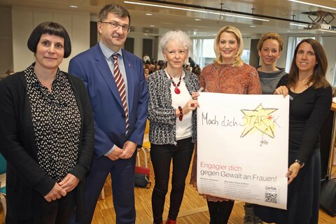 Direktor Herwig Wallner (2.v.l.) und Landesrätin Daniela Winkler (3.v.r.) mit Vortragenden und dem Plakat zur Aktion.