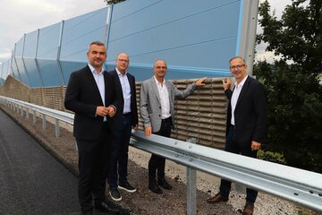 Infrastrukturlandesrat Heinrich Dorner, ASFINAG Baumanagement-Geschäftsführer Andreas Fromm, Großhöfleins Bürgermeister Heinz Heidenreich und ASFINAG Baumanagement-Geschäftsführer Alexander Walcher besichtigen die Lärmschutzwand entlang der A3.