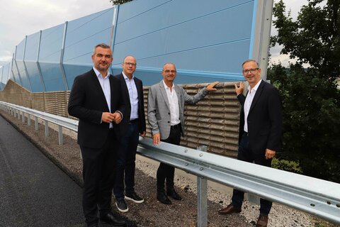 Infrastrukturlandesrat Heinrich Dorner, ASFINAG Baumanagement-Geschäftsführer Andreas Fromm, Großhöfleins Bürgermeister Heinz Heidenreich und ASFINAG Baumanagement-Geschäftsführer Alexander Walcher besichtigen die Lärmschutzwand entlang der A3.