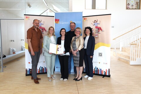 Bildungslandesrätin Daniela Winkler, Daniel Karacsonyi, Projektkoordinator und Christine Schlaffer, SQM für Oberpullendorf bei der Übergabe des Lesegütesiegels.