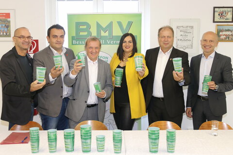 Großhöfleins Bürgermeister Heinz Heidenreich, Dragan Kunkic, Obmann des FC Großhöflein, BMV-Obmann Michael Lampel, Umweltschutzlandesrätin Astrid Eisenkopf, BMV-Obmann-Stellvertreter Josef Korpitsch und BMV-Geschäftsführer Johann Janisch mit den neuen, geförderten Mehrwegbechern (v.l.).