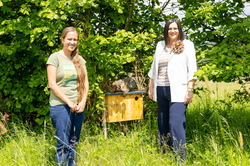 Cornelia Mähr, Biodiversitätsexpertin des Naturparks in der Weinidylle Südbürgenland und Landeshauptmann-Stellvertreterin Astrid Eisenkopf