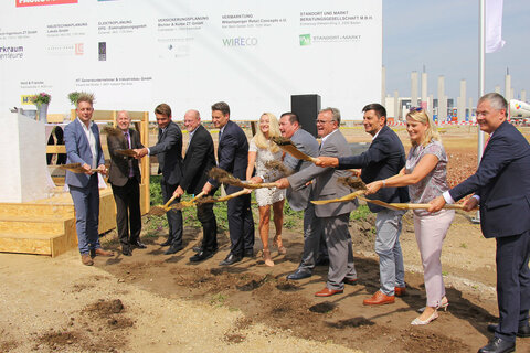 Exakt 5 Jahre nach dem Spatenstich für das Fachmarktzentrum PADO im Businesspark Parndorf erfolgte am 28. August 2019 durch Landesrätin Mag.a (FH) Daniela Winkler, Landesrat Christian Illedits, Landesrat MMag. Alexander Petschnig, Landeshauptmann a.D. Hans Niessl, Bauherr KommR Richard Erlinger, Mag. Harald Zagiczek, GF der Wirtschaft Burgenland GmbH, und Bürgermeister Wolfgang Kovacs der feierliche Spatenstich für die Errichtung der PADO Galerien