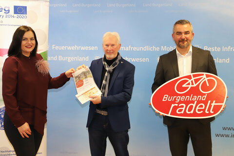 Landeshauptmann-Stellvertreterin Astrid Eisenkopf und Landesrat Heinrich Dorner mit dem Hauptpreisträger Günter Kratzer