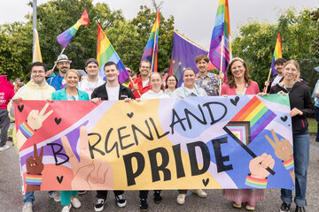 Landesrätin Daniela Winkler (vorne 2.v.l.) und Landeshauptmann-Stellvertreterin Anja Haider-Wallner (vorne 2.v.r.) mit Teilnehmerinnen und Teilnehmern der Pride Burgenland in Eisenstadt.