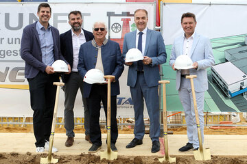 Geschäftsführer Michael Arvai, Betriebsleiter Stefan Arvai, Senorchef Adalbert Arvai, Landesrat Dr. Leonhard Schneemann und Bürgermeister Erich Trummer (v.l.)