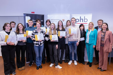 Bildungslandesrätin Mag.a (FH) Daniela Winkler (3.v.r.), Rektorin Mag.a Dr.in Sabine Weisz (Private Pädagogische Hochschule Burgenland) (r.) und Bildungsdirektor HS OSR Alfred Lehner, BEd MA (2.v.r.) mit den Gewinnerinnen und Gewinnern des Sprachenwettbewerbes.