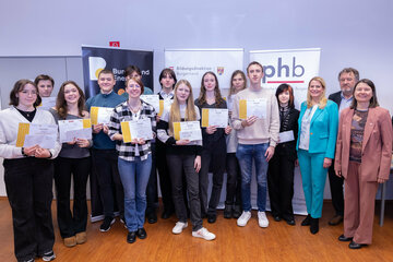 Bildungslandesrätin Mag.a (FH) Daniela Winkler (3.v.r.), Rektorin Mag.a Dr.in Sabine Weisz (Private Pädagogische Hochschule Burgenland) (r.) und Bildungsdirektor HS OSR Alfred Lehner, BEd MA (2.v.r.) mit den Gewinnerinnen und Gewinnern des Sprachenwettbewerbes.