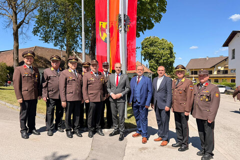 Landesrat Dr. Leonhard Schneemann mit den Feuerwehrfrauen und Feuerwehrmännern des Abschnittes IV.