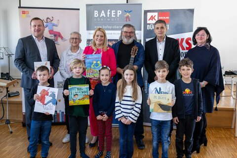 Bernd Hochwarter, Schulqualitätsmanager, Christl Reiss, ehemalige Radiomoderatorin, Bildungslandesrätin Daniela Winkler, Erich Sammer, begleitender Gitarrist, HS-Prof. Mag. Dr. Klaus Novak, PPH Burgenland und Mag.a Gerda Konrath, Pädagogische Aufsicht Elementarpädagogik, mit Kindern der Volksschule Oberwart.
