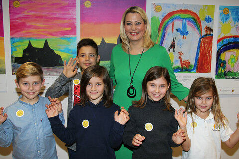 Bildungslandesrätin Mag.a (FH) Daniela Winkler mit den Gewinnerinnen und Gewinnern der ersten Plätze