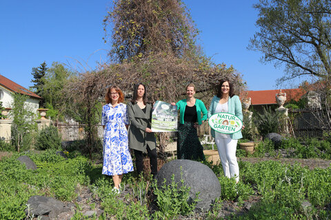 Auszeichnung „Moorochsen-Greisslerin 2021“ für Kerstin Bailer. V.l.: „Vater“ der Moorochsenvereins Dr. Jürgen Frank, Bgm. Andreas Rotpuller, Vize-Bgm. LAbg. Robert Hergovich, LH-Stv.in Mag.a Astrid Eisenkopf, Kerstin Bailer, LWK-Präs. NR DI Nikolaus Berlakovich, LWK-Dir. DI Otto Prieler (hinten), Werner Sinkovics, Obmann des Vereines „Rinderweide am Zickentaler Moor“