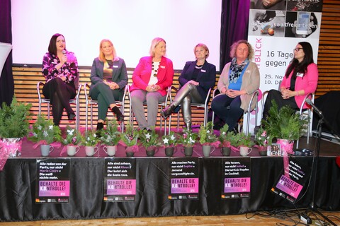 Landeshauptmann – Stv.in Mag.a Astrid Eisenkopf und Landesrätin Mag.a Daniela Winkler bei der Podiumsdiskussion.