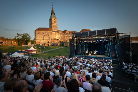 Die Burg Güssing bot am Freitagabend eine beeindruckende Kulisse für die "All Stars Gala“, mit der der neue Intendant des KULTUR SOMMER GÜSSING, Andreas Vitásek, in seine erste Saison startete.