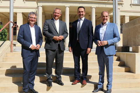 Mag. Michael Gerbavsits, für Beteiligungen zuständiger Geschäftsführer der Wirtschaftsagentur Burgenland und Aufsichtsratsvorsitzender bei der ATHENA, mit den beiden Vorständen Dr. Georg Schönbauer und Mag. Klaus Stinakovits sowie Wirtschaftslandesrat Dr. Leonhard Schneemann