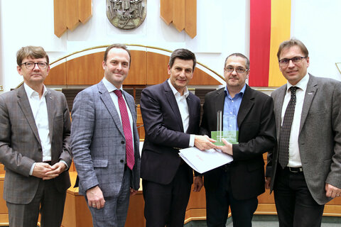 Mag. Reinhard Minixhofer, Dir. d. Landesstelle Wien der AUVA, i.V. v. Thomas Gerstbauer, Gewerkschaft Bau-Holz Niederösterreich, AUVA-Gen.Dir. Mag. Alexander Bernart, Soziallandesrat Christian Illedits, Gernot Schaller, Preisträger, Spartenobmann-Stellvertreter Franz Nechansky, WK Burgenland