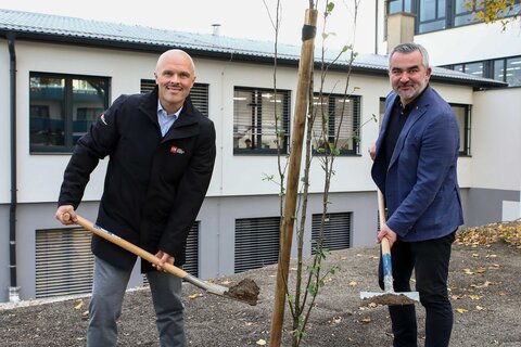 LR Dorner und LSZ setzen Zeichen für Nachhaltigkeit – „Baumpflanz-Challenge“ geht Hand in Hand mit Neugestaltung der Berufsschule Eisenstadt