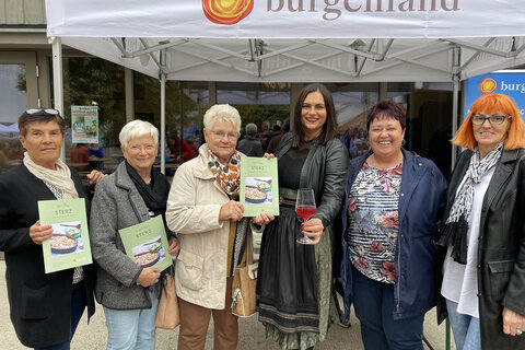 Landeshauptmann-Stellvertreterin Astrid Eisenkopf mit Besucherinnen aus dem Südburgenland beim Sterz-Festival und Donnerskirchen