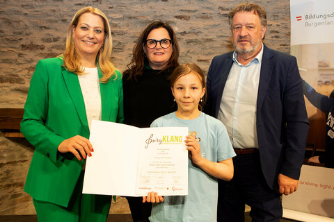 Bildungslandesrätin Daniela Winkler überreichte gemeinsam mit Bildungsdirektor Alfred Lehner die Urkunde an die teilnehmenden Schulchöre.