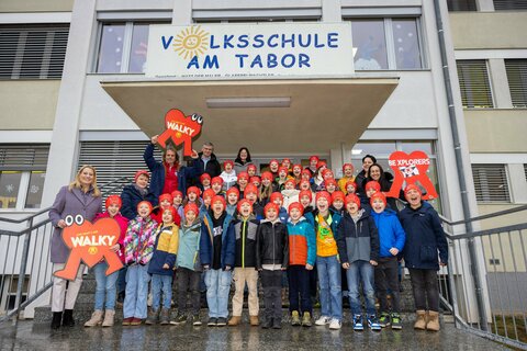 Landesrätin Mag.a (FH) Daniela Winkler freut sich gemeinsam mit dem Organisationsteam sowie den Kids über den Start der „School of Walk“ im Zuge der 24 Stunden Burgenland Extrem-Tour.