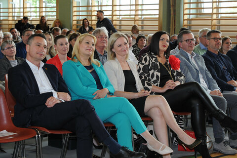 Eröffnung des Kindergartens in Siegendorf mit (1. Reihe sitzend v.l.) Landtagspräsident Robert Hergovich, Landesrätin Mag.a (FH) Daniela Winkler, Siegendorfs Bürgermeisterin LAbg. Rita Stenger BEd, Landeshauptmann-Stellvertreterin Mag.a Astrid Eisenkopf, LAbg. Bgm. Ing. Thomas Schmid, Mag. Rainer Porics.