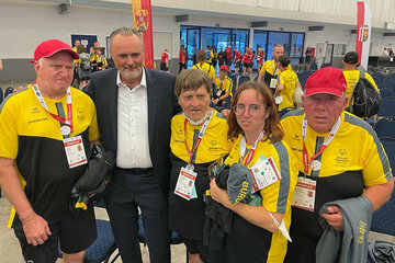 Landeshauptmann Hans Peter Doskozil (2.v.l.) führte bei der Eröffnung auch einige Gespräche mit Sportlern.