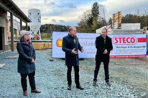 Soziallandesrat Dr. Leonhard Schneemann bei der Gleichenfeier des Pflegestützpunktes Grafenschachen,