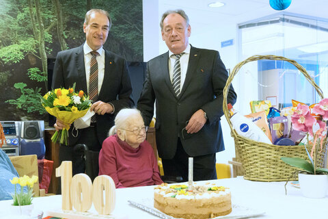 Landesrat Dr. Leonhard Schneemann und Bürgermeister Dieter Posch gratulierten Anna Heindl zum 100. Geburtstag
