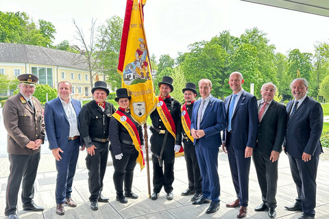 Landesfeuerwehrdirektor DI (FH) Sven Karner, MSc, NAbg. Mag. Christian Drobits, Landesinnungsmeister Herbert Baumrock mit neuen Rauchfangkehrermeister*innen und der Innungsfahne, LR Dr. Leonhard Schneemann, Martin Horvath, Vizepräsident der Wirtschaftskammer Burgenland, Innungsgeschäftsführer Ing. Karl Tinhof und Bezirkshauptmann WHR Mag. Peter Bubik.