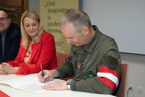 Militärkommandant Gernot Gasser bei der Unterzeichnung der Absichtserklärung