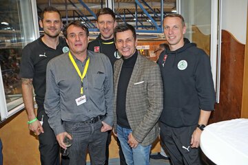 Landesrat Christian Illedits mit Funktionären und Trainern der SV Mattersburg Amateure im VIP-Bereich.