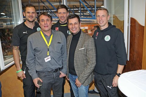 Landesrat Christian Illedits mit Funktionären und Trainern der SV Mattersburg Amateure im VIP-Bereich.