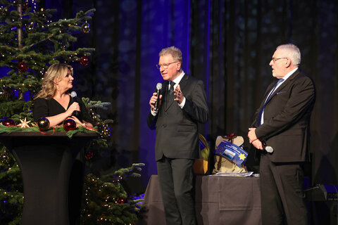 Kurt Nekula (Mitte), Präsident Verein Licht ins Dunkel, und Pius Strobl, Leiter der Abteilung Humanitarian Broadcasting im ORF auf der Bühne mit Moderatorin Patrica Schuller, ORF Burgenland