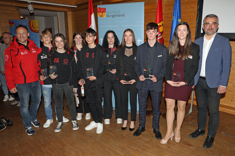 Sportlandesrat Heinrich Dorner (r.) mit Michael Gerdenitsch und allen geehrten Sportlerinnen und Sportlern des ASVÖ Kickbox Club Rohrbach.