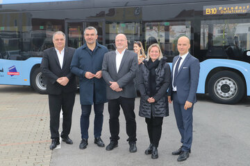 Wolfgang Werderits, Geschäftsführer Verkehrsbetriebe Burgenland, Verkehrslandesrat Heinrich Dorner, Wolfgang Kovacs, Bürgermeister Gemeinde Parndorf, Nicole Mehner, Leasing Management Fashion Outlet Parndorf, und Mario Schwann, General Manager des McArthurGlen Designer Outlet Parndorf, bei der Präsentation der neuen Buslinie B10