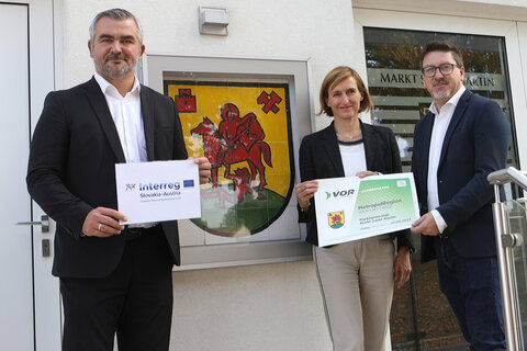 Verkehrslandesrat Mag. Heinrich Dorner mit DI Christine Zopf-Renner und Bürgermeister Jürgen Karall (v.l.) in der Marktgemeinde Markt St. Martin.