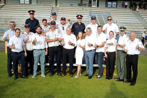 Feuerwehr-Landesrat Mag. Heinrich Dorner (links) sowie alle Ehrengäste und politische Vertreter*innen bei der Siegerehrung des 9. Burgenländischen Landesfeuerwehrleistungsbewerbes in Bronze und Silber im Stadion Oberwart.