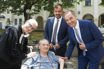 Landesrat Dr. Leonhard Schneemann (rechts) mit Landtagsabgeordneten Bürgermeister Kilian Brandstätter (2.v.r.) und Pfarrerin Mag. Ingrid Tschank (links) sowie einer Bewohnerin des Diakoniezentrums Gols (Altenwohn- und Pflegeheim).