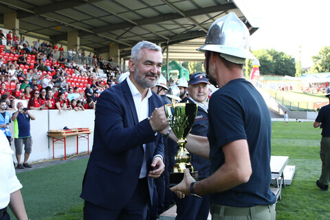 Landesrat Heinrich Dorner gratulierte den erfolgreichen Wettkämpfern bei der Übergabe der Pokale